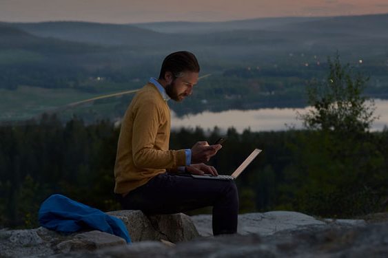 cropped-SE_man_working_remotely_dark-1.jpg