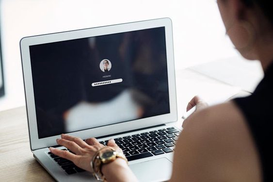 cropped-SE_woman_login_laptop-1.jpg
