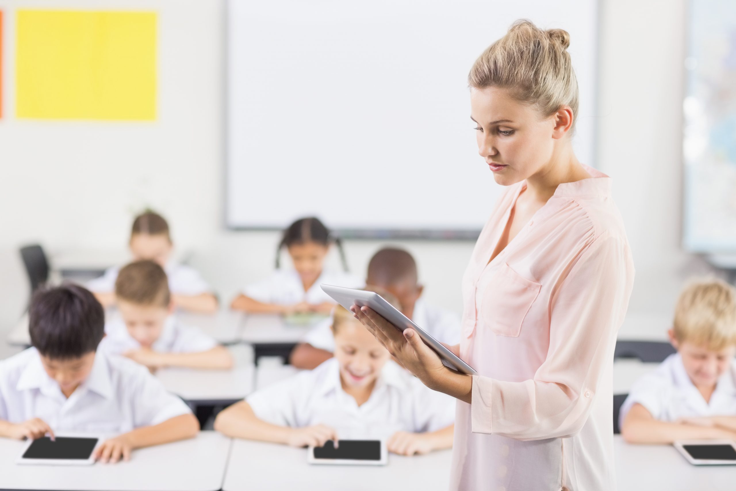 Дети учат эволюцию. Цифровой учитель картинка. Children in the Classroom.